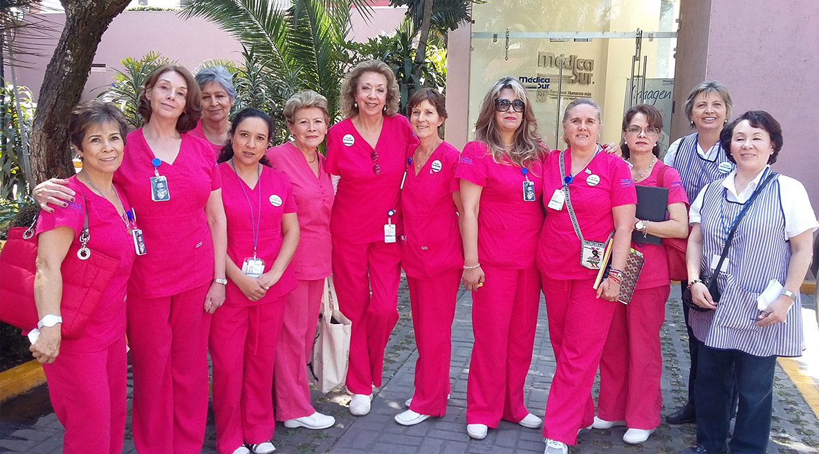 Voluntarias sentadas en reuni�n